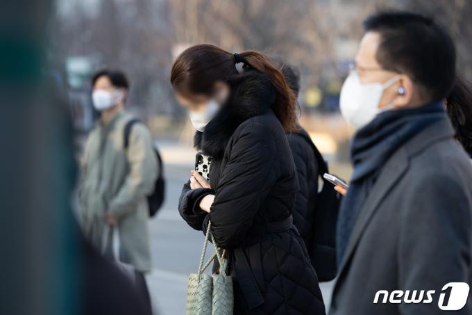 꽃샘추위가 찾아온 8일 오전 서울 세종대로 광화문사거리에서 출근길 시민들이 발걸음을 재촉하고 있다. 2024.3.8/뉴스1 ⓒ News1 이재명 기자