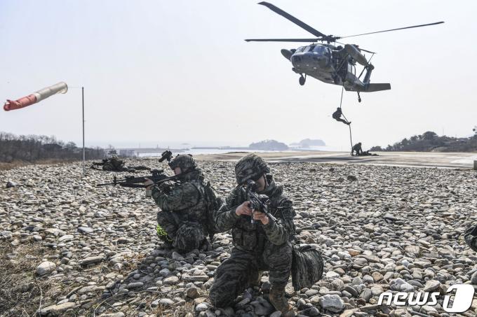 공격헬기(AH-64), 기동헬기(CH-47, UH-60)가 연평도 일대에 착륙하여 증원 절차를 숙달하고있다.(해병대사령부 제공)