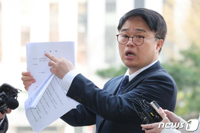 임현택 대한소아청소년과의사회장이 15일 오전 서울 마포구 서울경찰청 공공범죄수사대로 소환 조사에 출석하며 입장을 밝히고 있다. 임 회장은 앞서 12일 경찰에 출석했다가 '수사 지침' 등 윗선 개입 의혹을 제기하면서 조사 시작 1시간 만에 퇴장한 바 있다. 2024.3.15/뉴스1 ⓒ News1 신웅수 기자