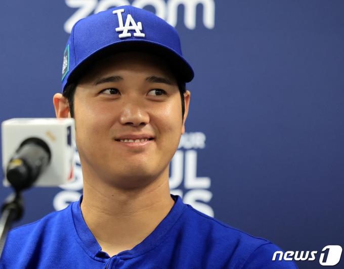 미국프로야구(MLB) 월드투어 서울시리즈에 출전하는 LA 다저스 오타니 쇼헤이가 16일 오후 서울 구로구 고척스카이돔에서 열린 공식 기자회견에서 미소 짓고 있다. 2024.3.16/뉴스1 ⓒ News1 김진환 기자