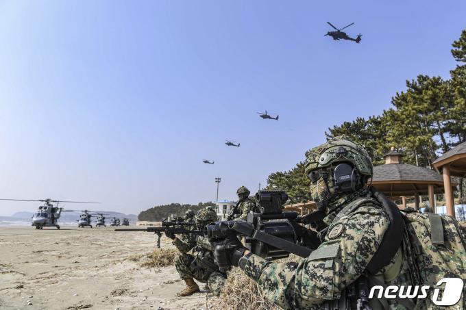 서북도서방위사령부는 지난 15일 적 도발 시 서북도서 방위태세를 완비하기 위해 백령도와 연평도 일대에서 대규모 증원훈련을 실시했다. 해병대 상륙기동헬기(MUH-1),공격헬기(AH-64), 기동헬기(CH-47)이 백령도 일대에 착륙하여 경계를 하고 있다. (해병대사령부 제공) 2024.3.17/뉴스1