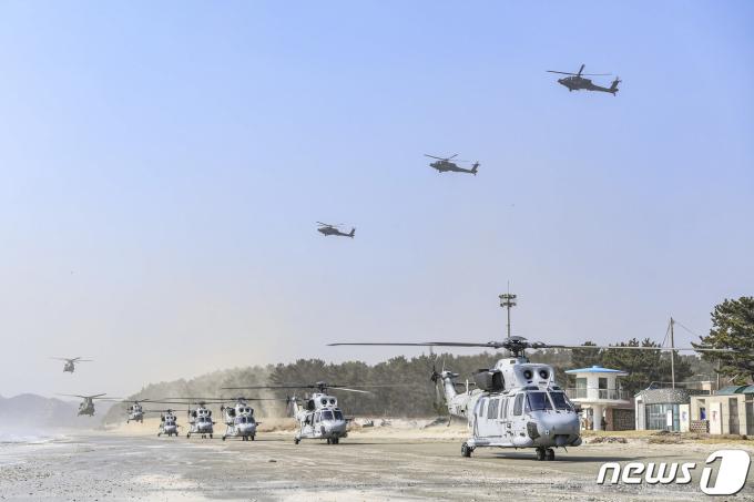 서북도서방위사령부는 지난 15일 적 도발 시 서북도서 방위태세를 완비하기 위해 백령도와 연평도 일대에서 대규모 증원훈련을 실시했다. 해병대 상륙기동헬기(MUH-1),공격헬기(AH-64), 기동헬기(CH-47)이 백령도 일대에 착륙하고있다. (해병대사령부 제공) 2024.3.17/뉴스1