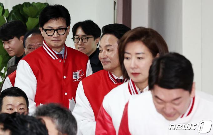 [사진] 첫 선대위 회의 참석하는 한동훈