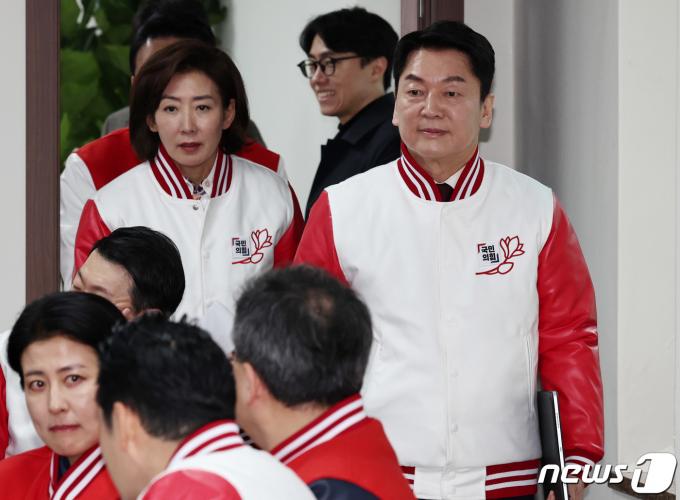 [사진] 회의 참석하는 안철수·나경원