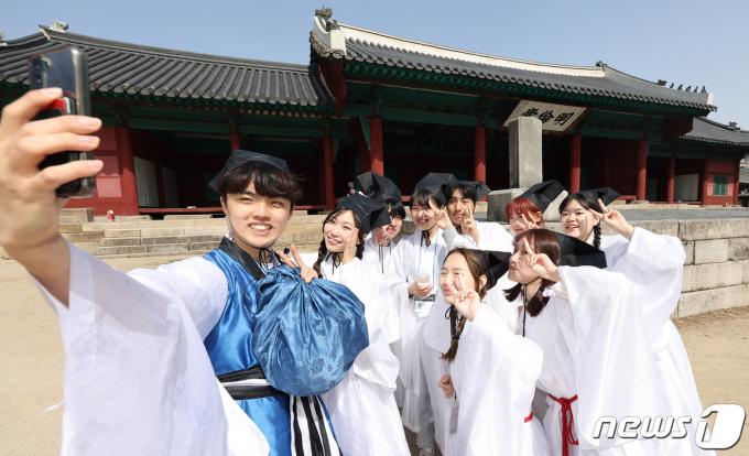 [사진] 선후배가 함께 하는 성균관 신방례