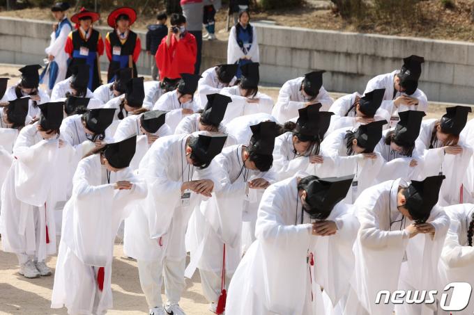 [사진] 성현들에게 인사 올리는 신입 유생들