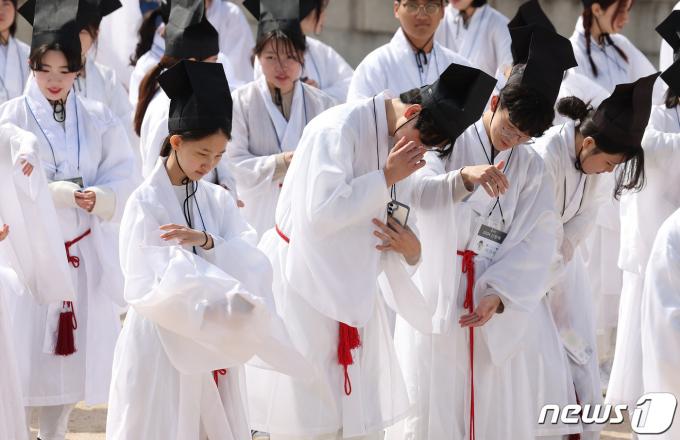[사진] 스마트폰 꺼내는 유생들?