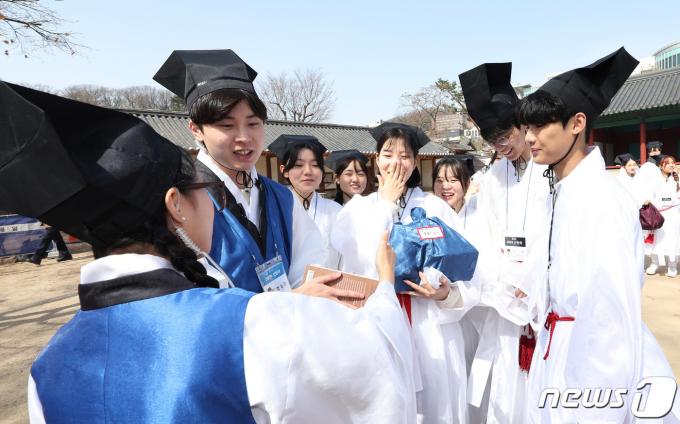 [사진] 선후배 간 친목 다지는 소신방례