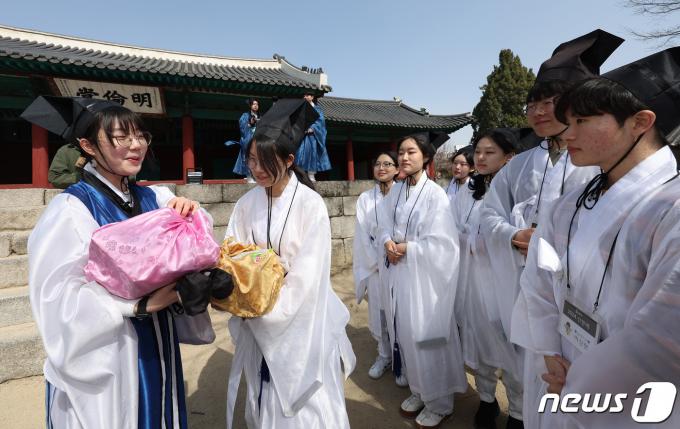 [사진] 선후배 간 친목 다지는 소신방례