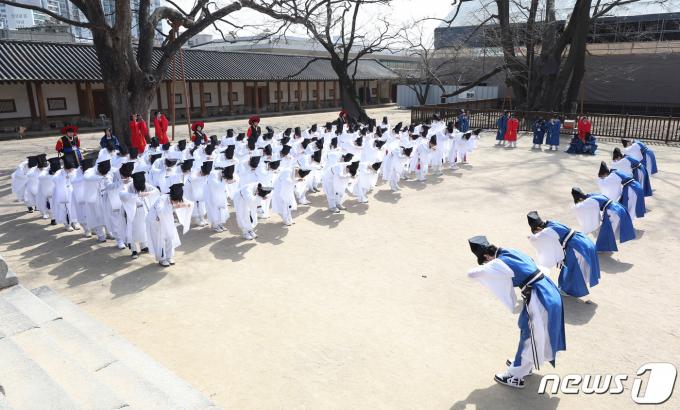 [사진] 신입생들을 위한 특별한 환영식 '신방례'