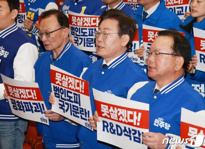 [사진] 손 피켓 든 이재명 대표와 이해찬·김부겸 공동선대위원장