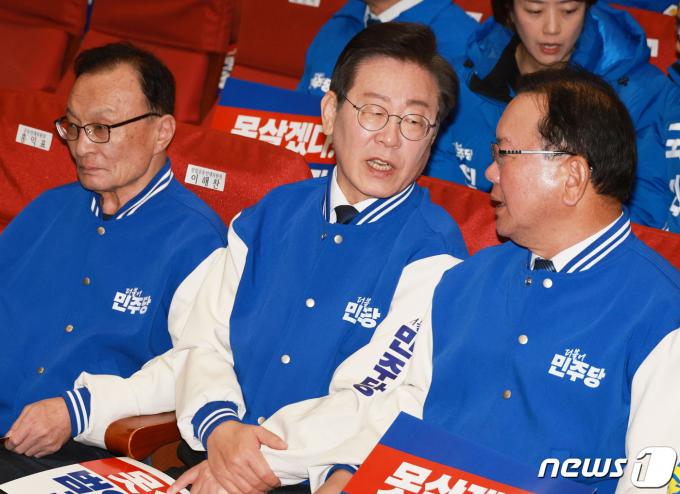 [사진] 김부겸 선대위원장과 대화하는 이재명 대표