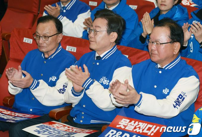 [사진] 이해찬·김부겸 공동선대위원장과 함께 박수치는 이재명 대표
