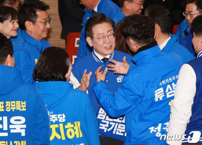[사진] 류삼영 후보와 대화하는 이재명 대표