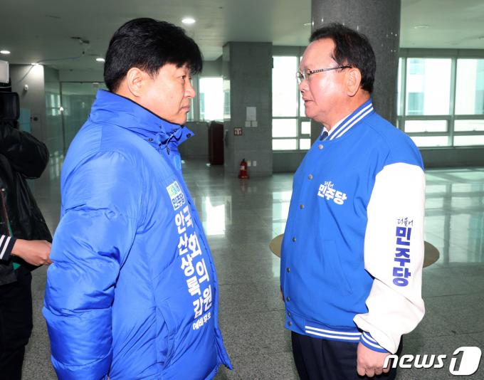[사진] 양문석 후보에게 결단 촉구하는 김부겸 선대위원장