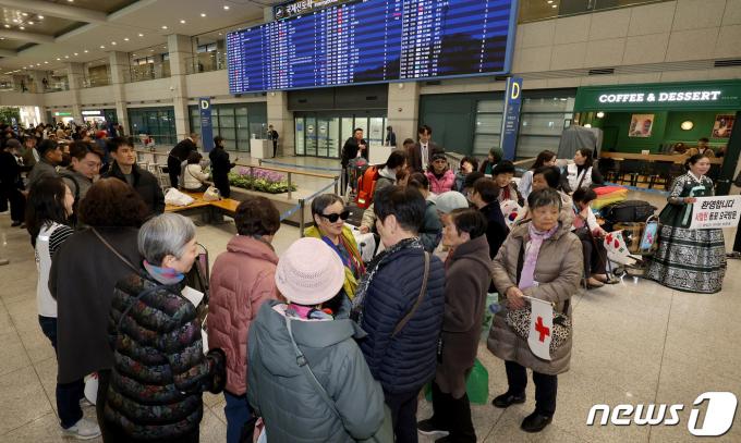 [사진] 인천공항 통해 귀국한 1세대 사할린 동포 어르신들