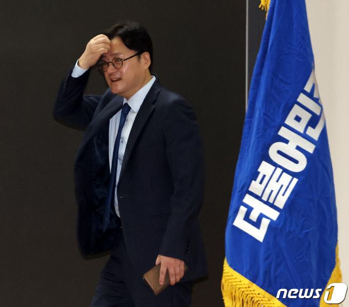 [사진] 비공개 의총 참석한 홍익표 원내대표