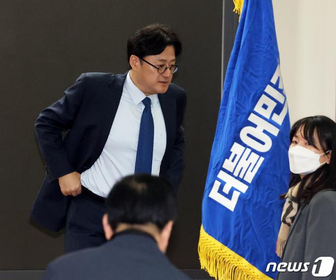 [사진] 의총 참석한 홍익표 원내대표