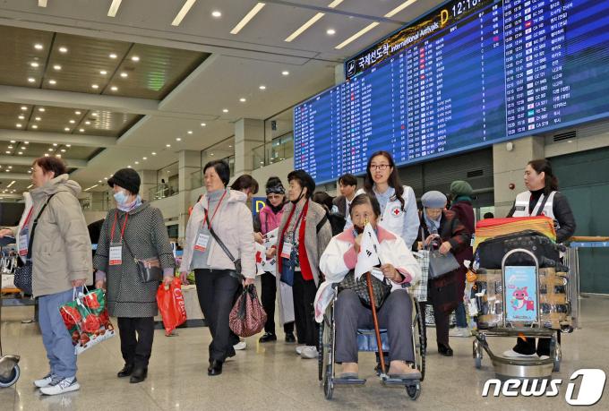 [사진] 모국 땅 밟은 1세대 사할린 동포들
