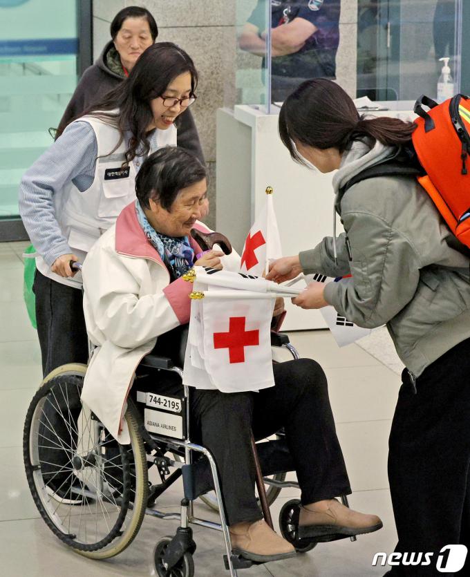 [사진] 태극기 받는 사할린 동포