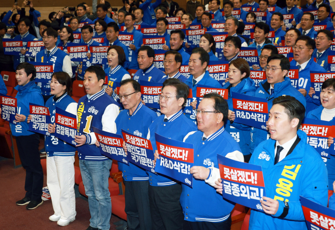 더불어민주당은 17일 총선 비례대표 위성정당인 더불어민주연합에 보낼 비례대표 의원 6명을 제명하기로 했다. 사진은 서울 여의도 국회 의원회관에서 열린 제22대 총선 후보자 대회에서 이해찬, 김부겸 상임공동선거대책위원장과 함께 구호를 외치고 있는 이재명 더불어민주당 대표. /사진=뉴스1