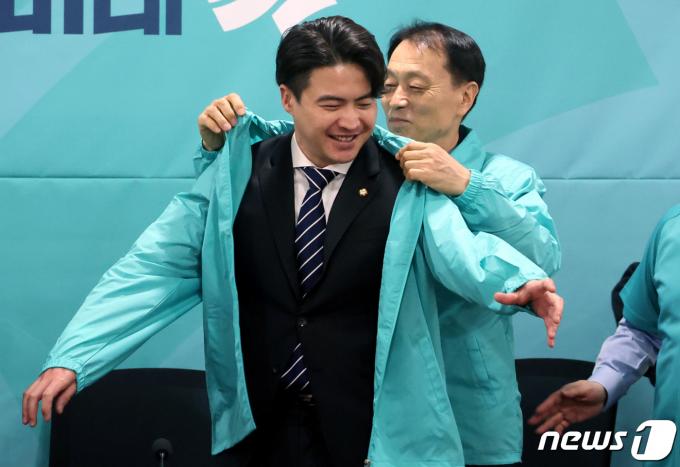 [사진] 새로운미래 옷 입는 오영환 의원