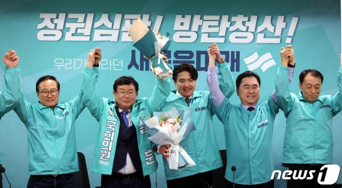 [사진] 설훈·오영환, '새로운미래 입당'