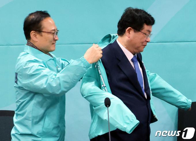 [사진] 새로운미래 옷 입는 설훈 의원