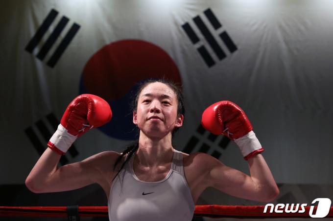 '의사복서' 서려경(32, 천안비트손정오복싱)이 16일 서울시 서대문구 스위스 그랜드호텔에서 열린 WIBA(여성국제복싱협회) 미니멈급 세계타이틀 매치에서 요시카와 리유나(22, 일본 디아만테복싱짐)와 경기를 무승부로 마치고 기념촬영을 하고 있다. 2024.3.16/뉴스1 ⓒ News1 이승배 기자