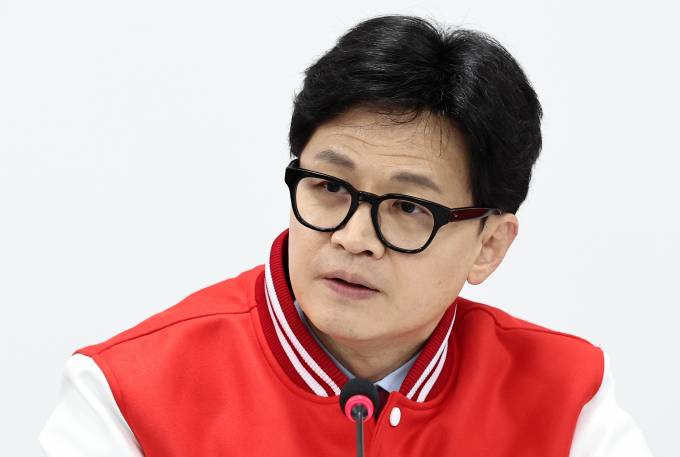 한동훈 국민의힘 비상대책위원장 겸 총괄 선거대책위원장은 "후진 민주당 세력이 대한민국을 후진시키는 일만큼은 이번 총선에서 반드시 막아내겠다"고 밝혔다.사진은 17일 오전 서울 여의도 중앙당사에서 열린 중앙선거대책위원회의에서 모두발언에 나선 한동훈 국민의힘 비상대책위원장. /사진=뉴스1 