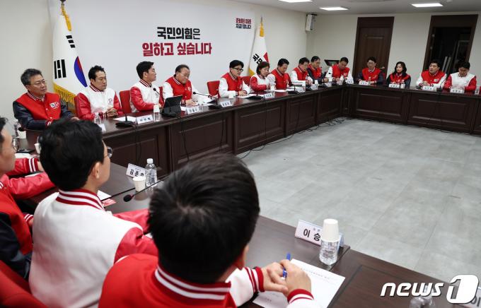한동훈 국민의힘 비상대책위원장이 17일 오전 서울 여의도 중앙당사에서 열린 중앙선거대책위원회의에서 모두발언을 하고 있다. 2024.3.17/뉴스1 ⓒ News1 구윤성 기자