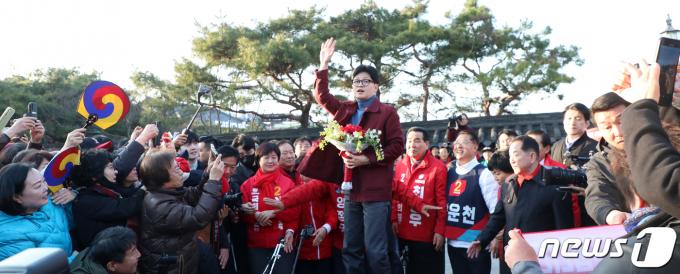 한동훈 국민의힘 비상대책위원장이 15일 전북자치도 전주시 한옥마을 경기전 앞에서 시민들에게 인사를 하고 있다. 2024.3.15/뉴스1 ⓒ News1 유경석 기자