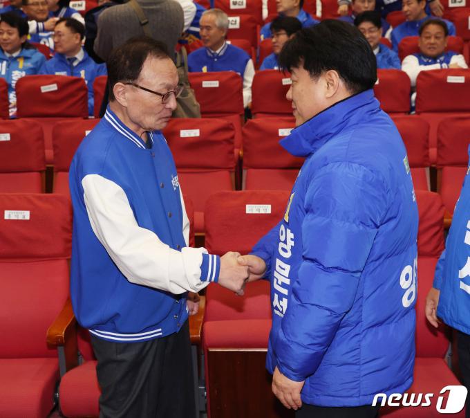 [사진] 양문석 후보와 대화하는 이해찬 상임공동선대위원장