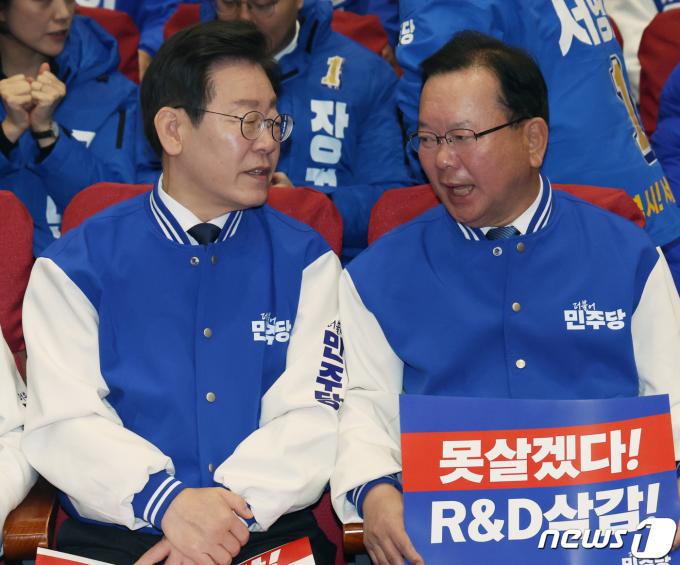 [사진] 대화 나누는 이재명·김부겸