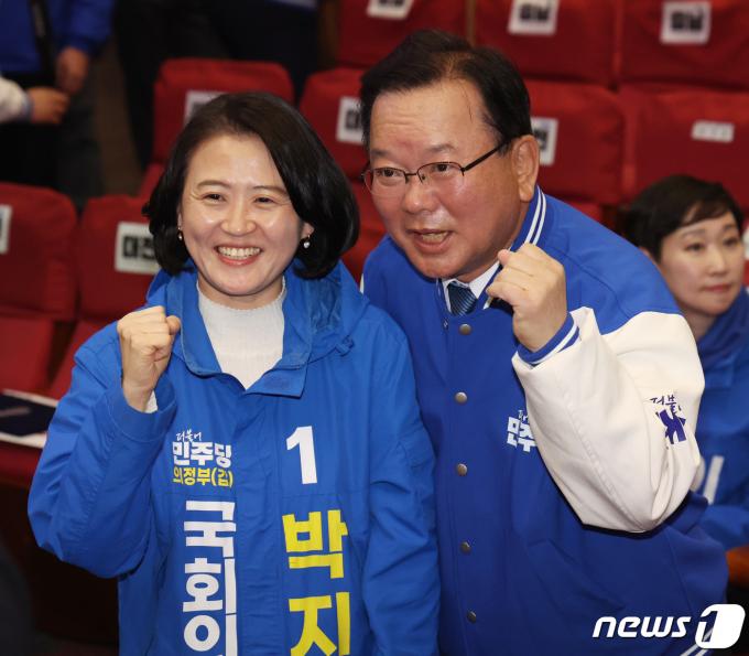 [사진] 박지혜 후보와 기념촬영하는 김부겸 공동선대위원장