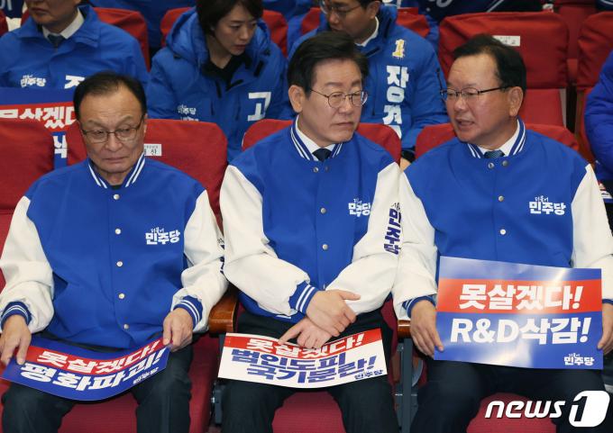 [사진] 대화 나누는 이재명·김부겸