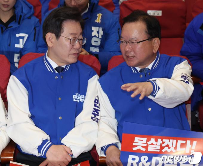 [사진] 대화 나누는 이재명·김부겸