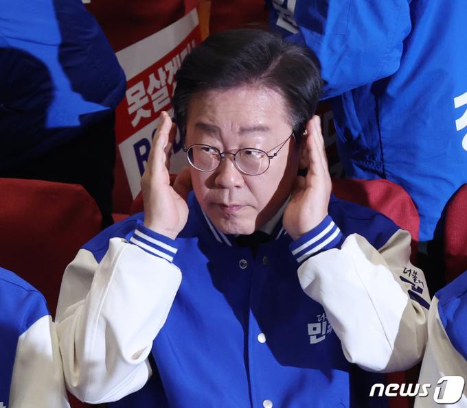 [사진] 안경 고쳐 쓰는 이재명 대표