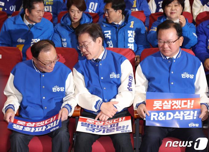 [사진] 대화 나누는 이재명·이해찬