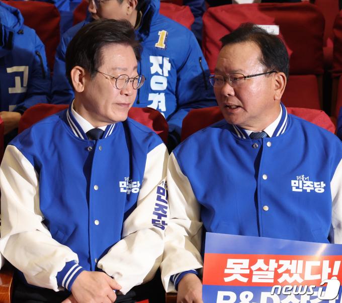 [사진] 이재명·김부겸 '심각한 대화'