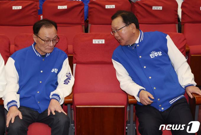 [사진] 대화 나누는 이해찬·김부겸 상임공동선대위원