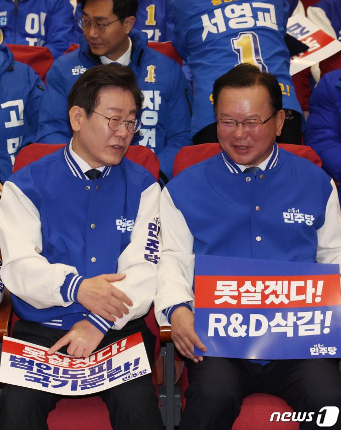 [사진] 대화 나누는 이재명·김부겸