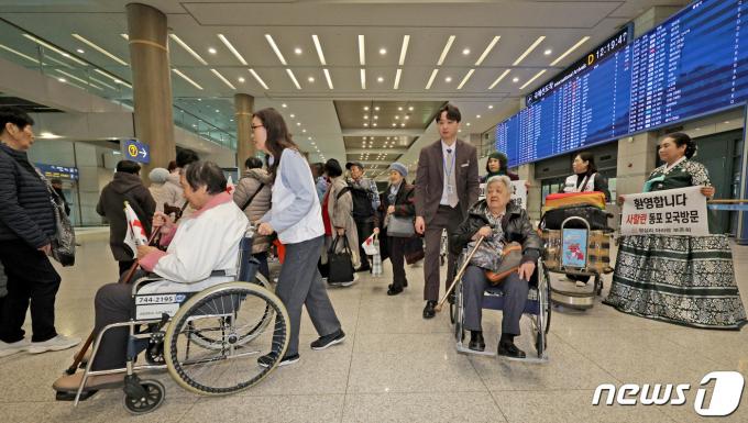 1세대 사할린 동포들이 17일 오후 인천국제공항 제1터미널을 통해 귀국하고 있다. 2024.3.17/뉴스1 ⓒ News1 장수영 기자