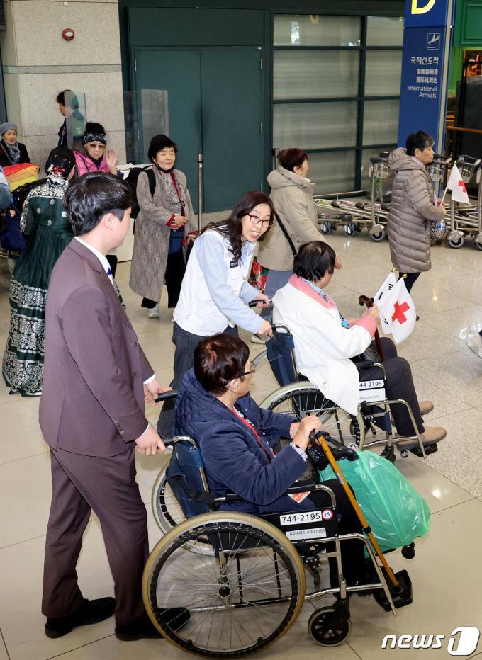 1세대 사할린 동포들이 17일 오후 인천국제공항 제1터미널을 통해 귀국하고 있다. 2024.3.17/뉴스1 ⓒ News1 장수영 기자