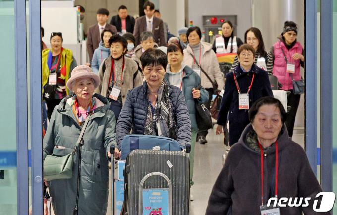 1세대 사할린 동포들이 17일 오후 인천국제공항 제1터미널을 통해 귀국하고 있다. 2024.3.17/뉴스1 ⓒ News1 장수영 기자