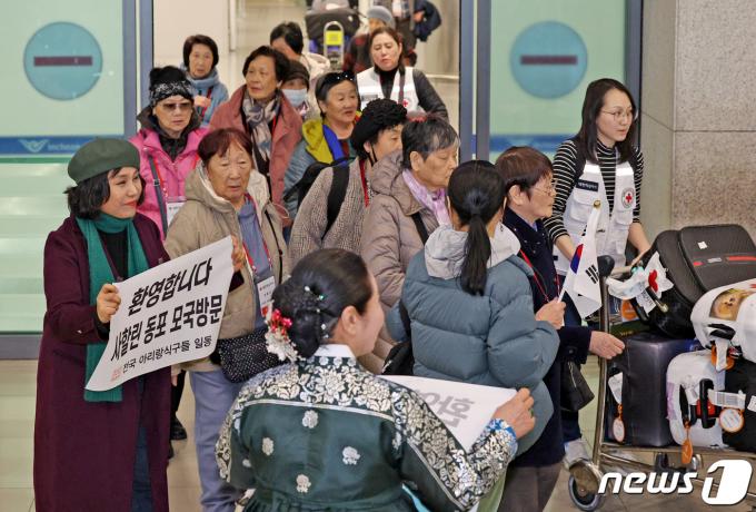 1세대 사할린 동포들이 17일 오후 인천국제공항 제1터미널을 통해 귀국하고 있다. 2024.3.17/뉴스1 ⓒ News1 장수영 기자