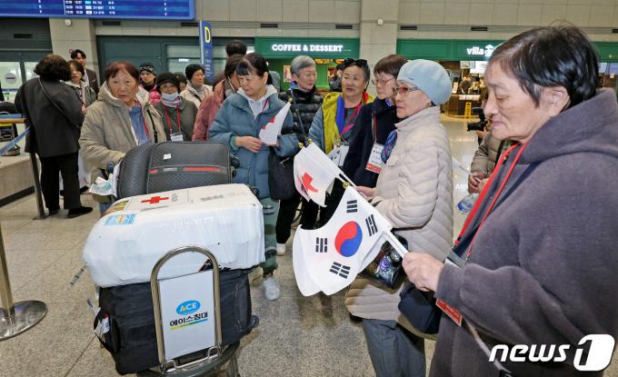 1세대 사할린 동포들이 17일 오후 인천국제공항 제1터미널을 통해 귀국하고 있다. 2024.3.17/뉴스1 ⓒ News1 장수영 기자
