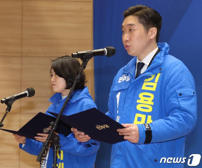 [사진] 필승 결의문 낭독하는 김용만·박지혜 후보