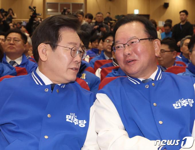 [사진] 이재명 대표와 김부겸 선대위원장 '총선 후보자 대회 대화'