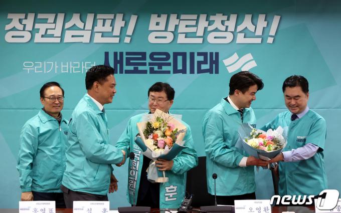 새로운미래에 입당한 설훈, 오영환 의원이 17일 오전 서울 여의도 국회 의원회관 간담회장에서 열린 새로운미래 새로운미래 입당 환영식에서 박영순 공동선대위원장과 김종민 상임선대위원장에게 꽃다발을 받고 있다. (공동취재) 2024.3.17/뉴스1 ⓒ News1 송원영 기자